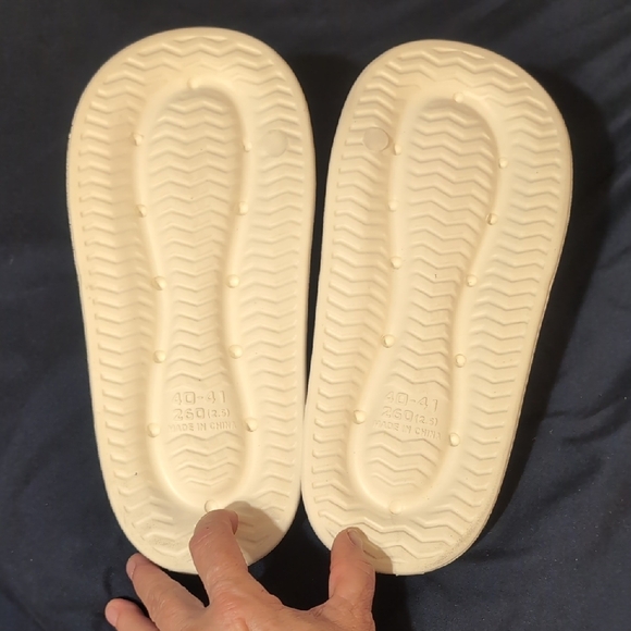 Cloud Slides Sandals White Women's Size 10 Men's Size 8 - Picture 3 of 11